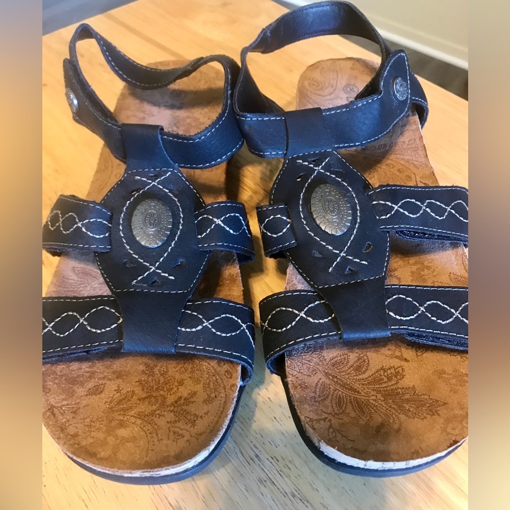 Bearpaw Ridley II Black Faux Leather Sandals Sz 10